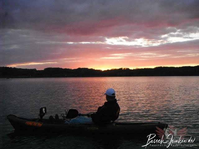Fishing for Men Summer Jam 2012 Hans angelt vom Kayak in den Abend